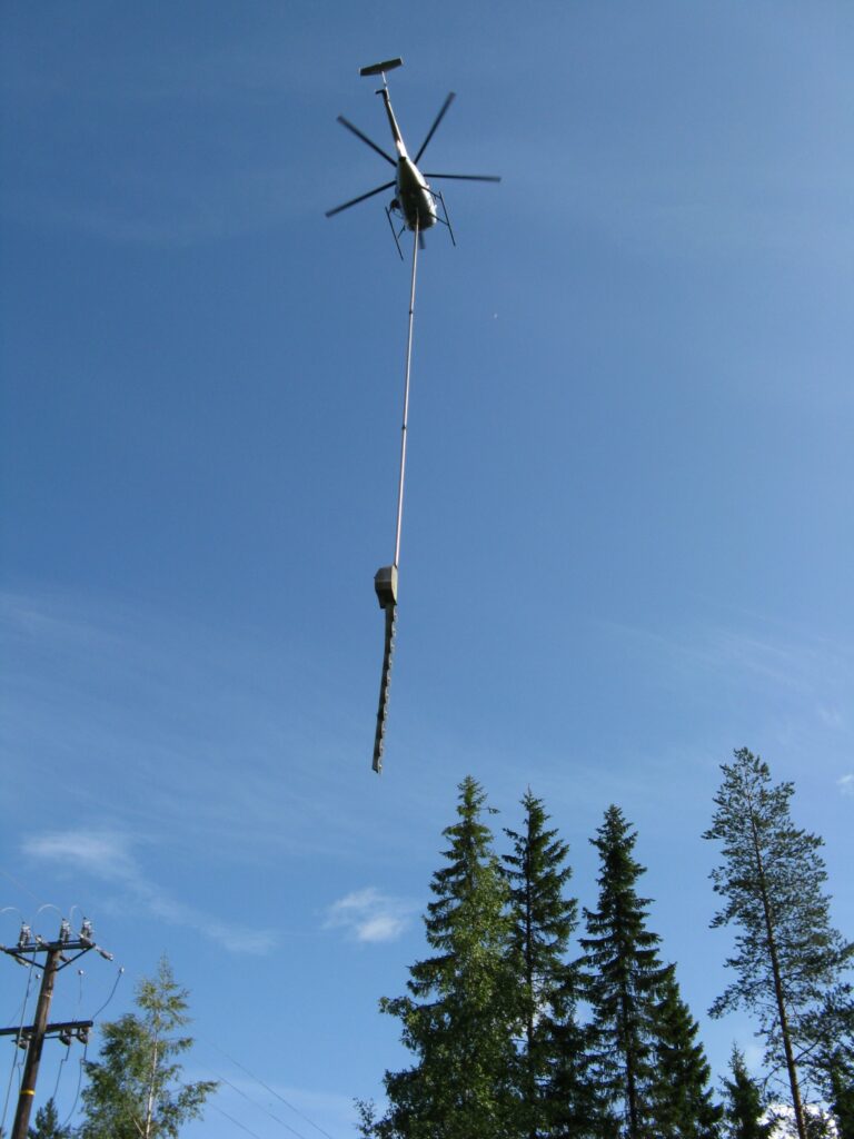 Raivaushelikopteri työssään