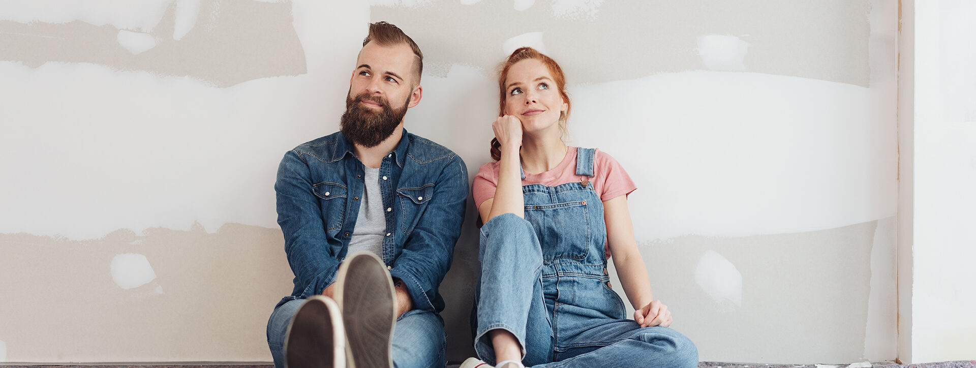 Mies ja nainen suunnittelevat liittymäkoon suurentamista keskellä remonttia.