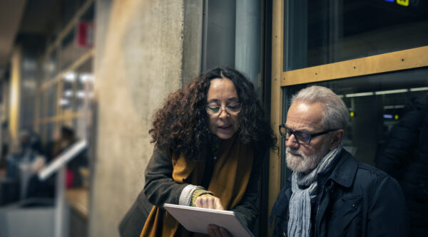 Mies ja nainen katsovat tablettia