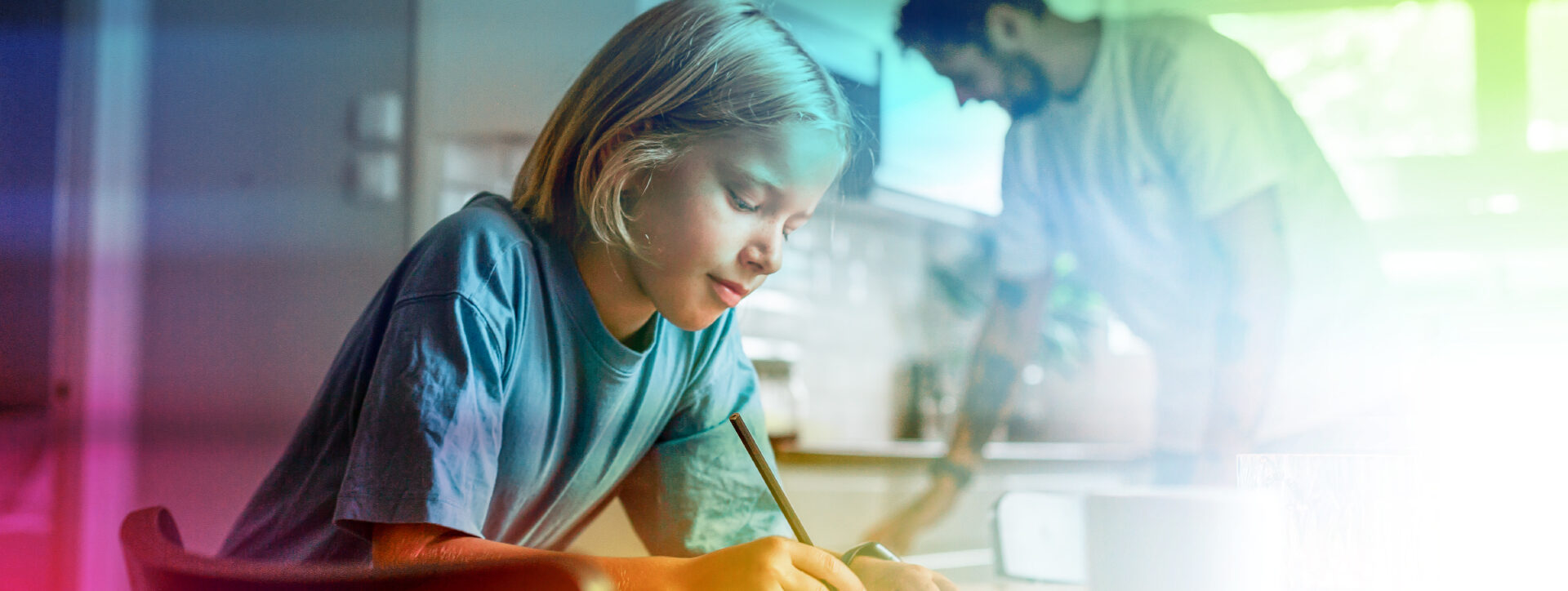 Lapsi pöydän ääressä tekemässä läksyjä