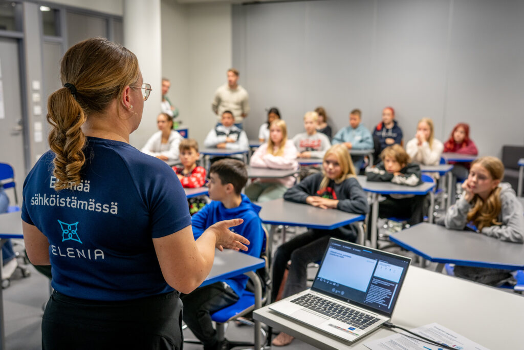Tiina Sandell vetämässä Energistä oppituntia Urjalan koululla