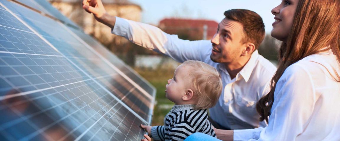 Perhe katselee aurinkopaneelia
