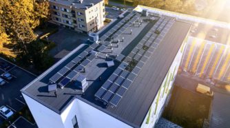 Aurinkopaneelit toimistorakennuksen katolla