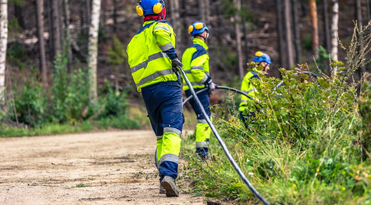 Asentajat maakaapelointityömaalla