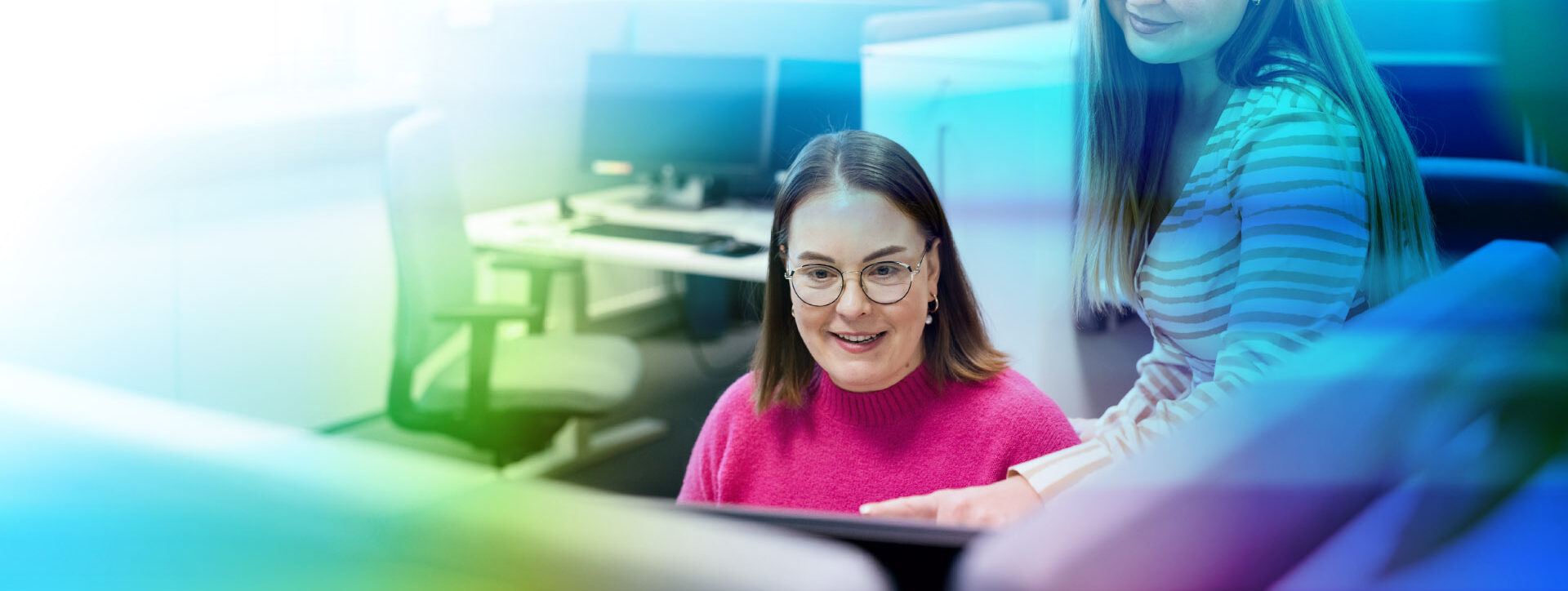 Asiakaspalvelijat tietokoneella