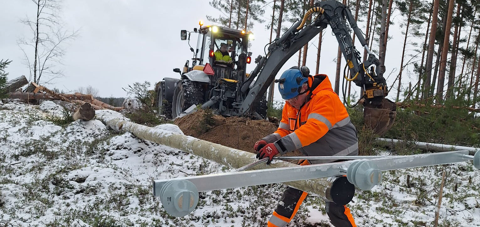 Hannes-myrskyn korjaustöitä Elenian sähköverkossa
