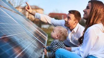 Perhe katselee aurinkopaneelia