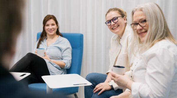 Elenialaisia toimistolla