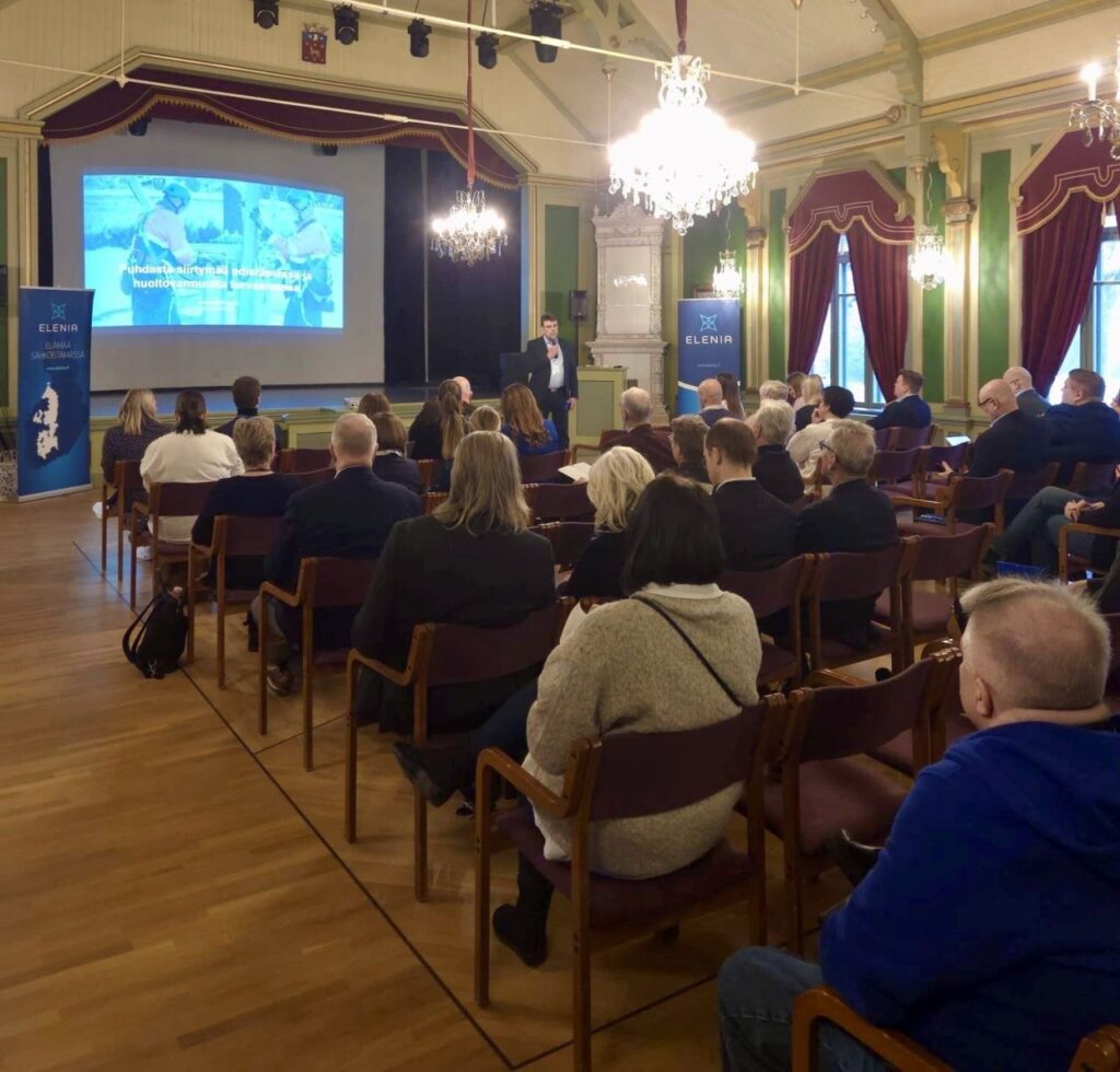 Maakuntatapaamisen osallistujia  kuuntelemassa.