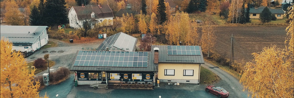 Kuhmalahden kyläkauppa, jonka katolla on aurinkopaneeleita